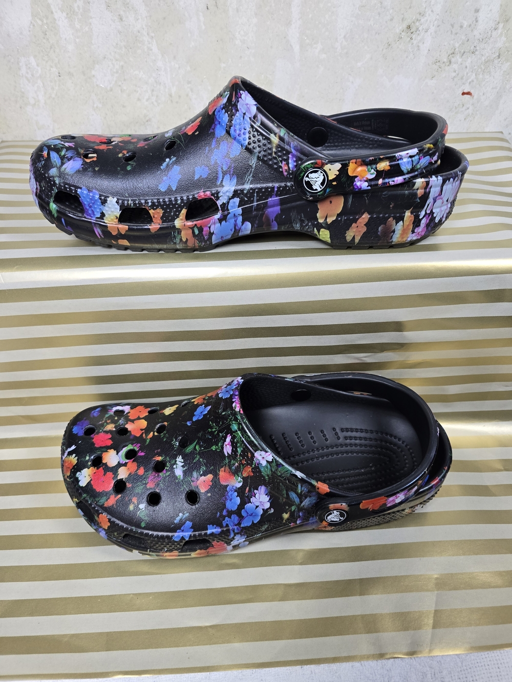 Crocs Black Floral Print Classic Clogs Men’s 9 Women’s 11 - Picture 6 of 7